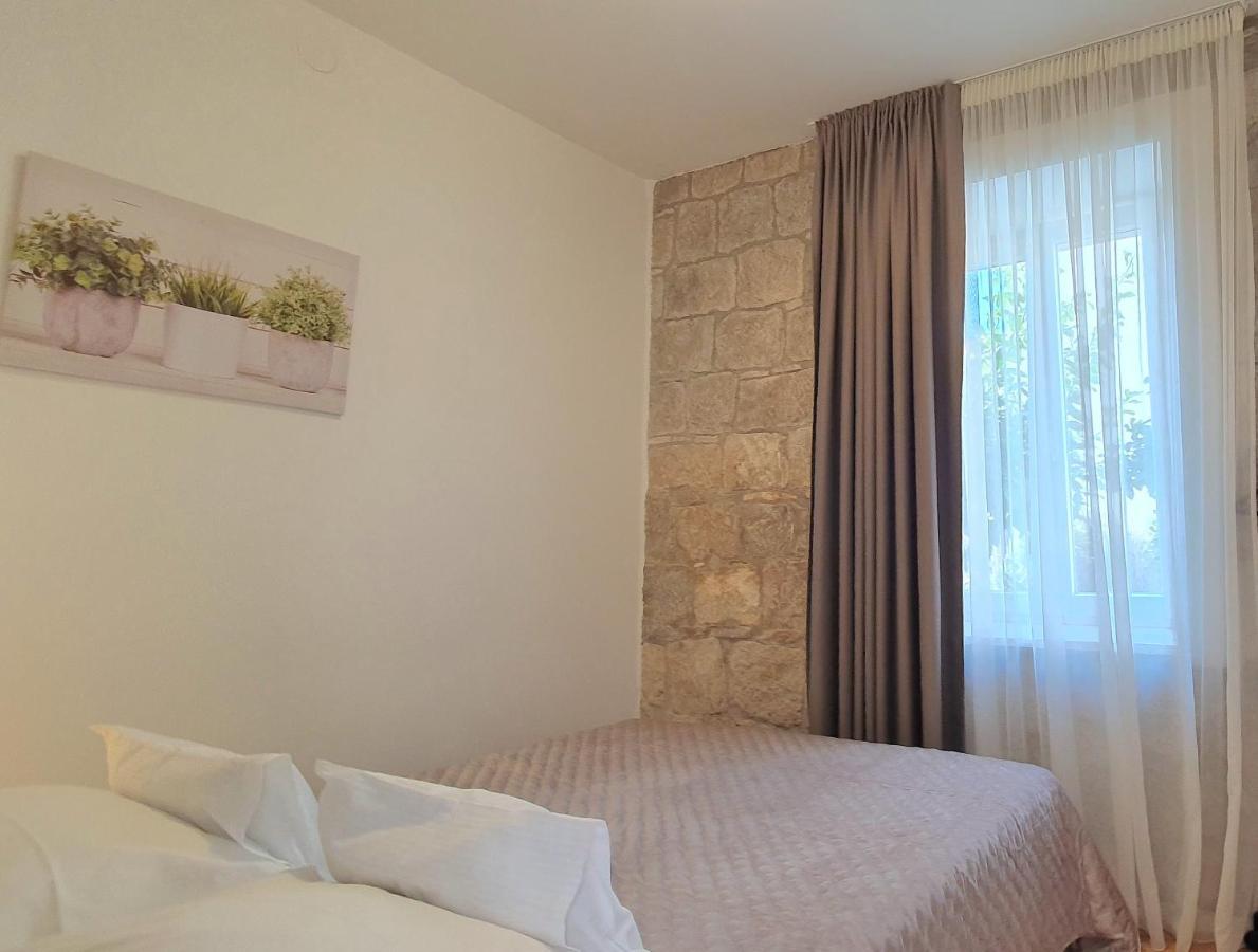 Heritage Stone Wall Split Buitenkant foto